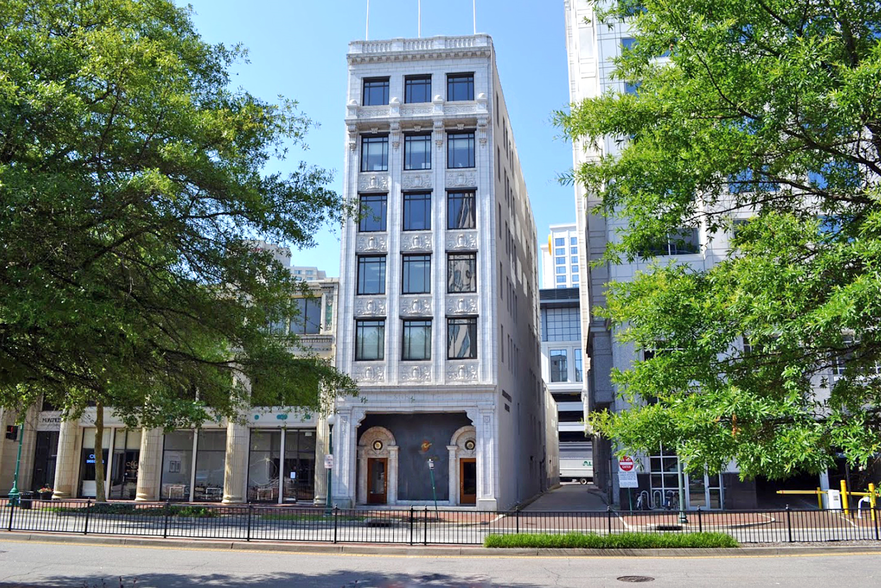 201 E City Hall Ave, Norfolk, VA for lease - Building Photo - Image 1 of 8