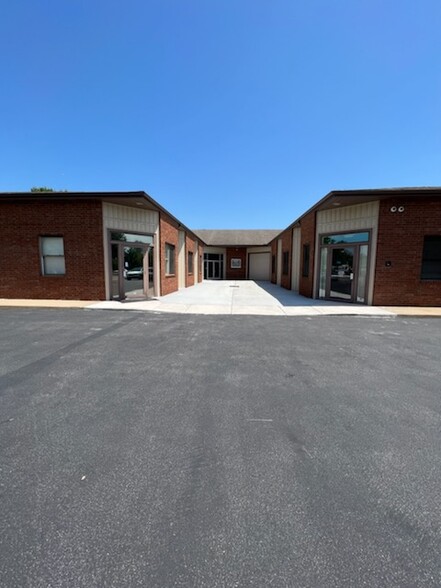 618 Cepi Dr, Chesterfield, MO for lease - Building Photo - Image 3 of 6