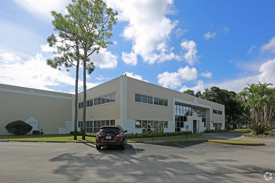 851 Jupiter Park Ln, Jupiter, FL for sale - Primary Photo - Image 1 of 1