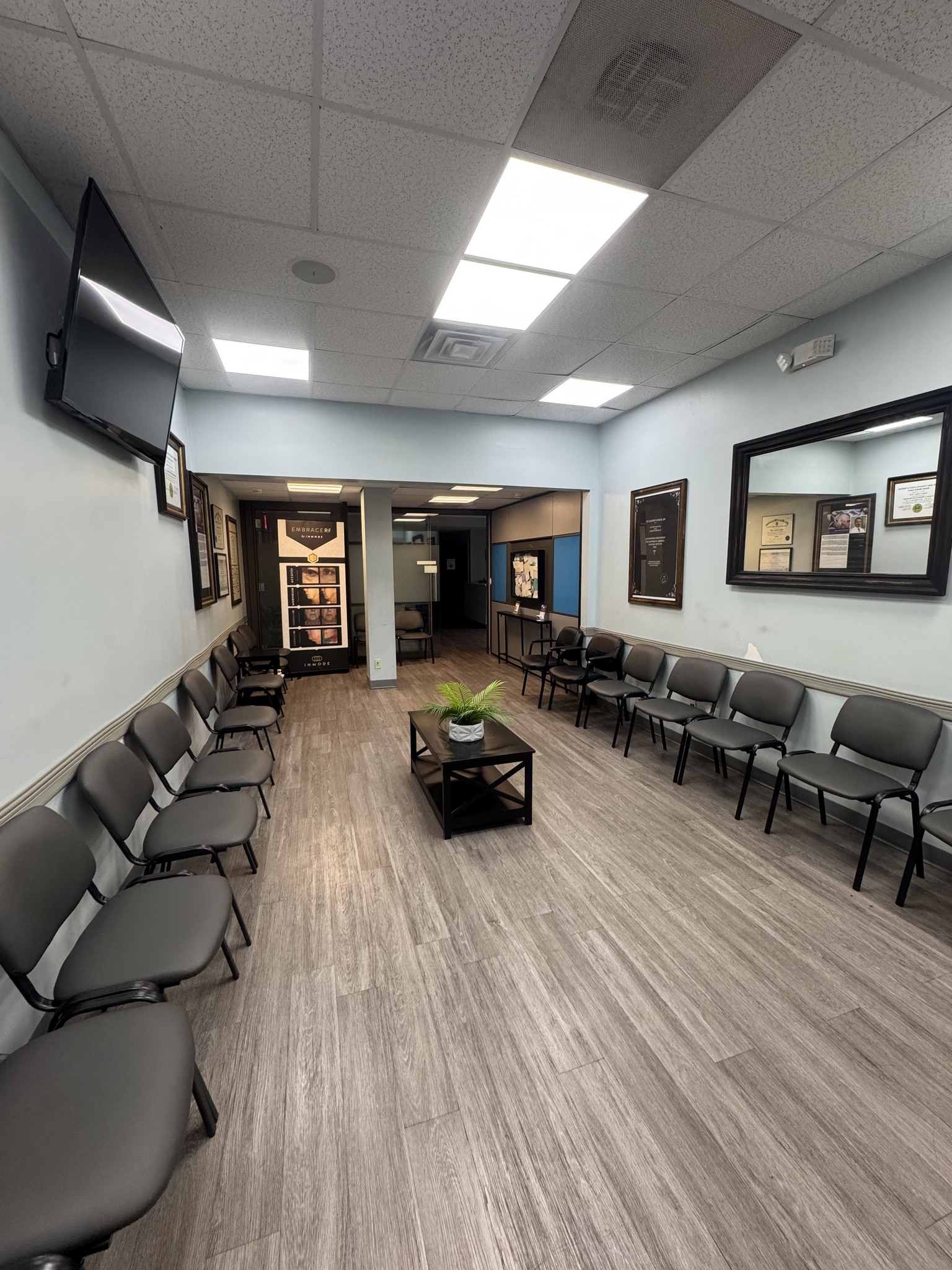 6584 Poplar Ave, Memphis, TN for lease Lobby- Image 1 of 11
