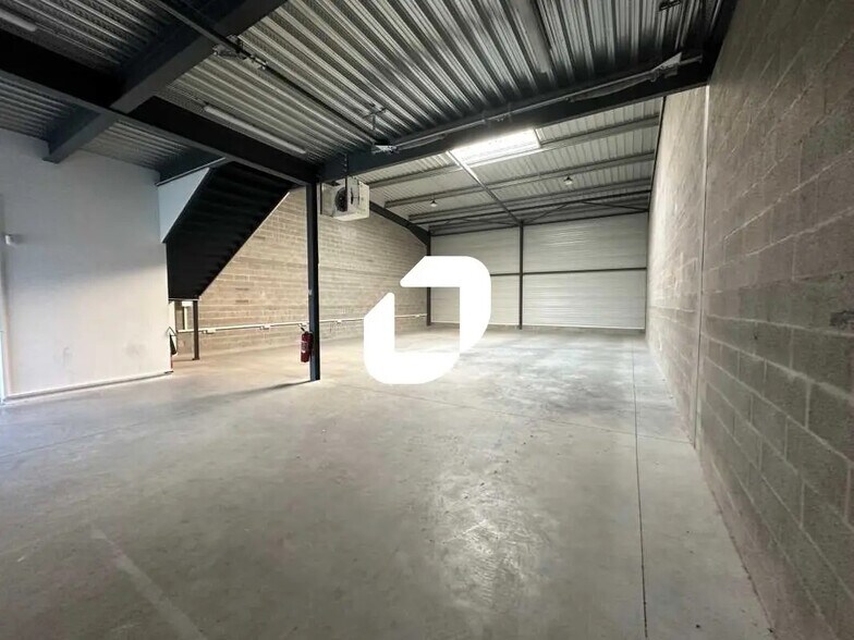 Flex in Cormeilles-en-Parisis for lease - Interior Photo - Image 3 of 11
