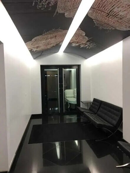 Office in Paris for lease - Lobby - Image 3 of 15