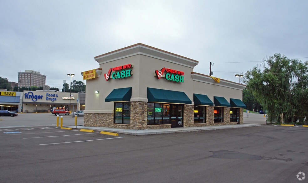 The Broadway Shopping Center portfolio of 5 properties for sale on LoopNet.com - Primary Photo - Image 2 of 3