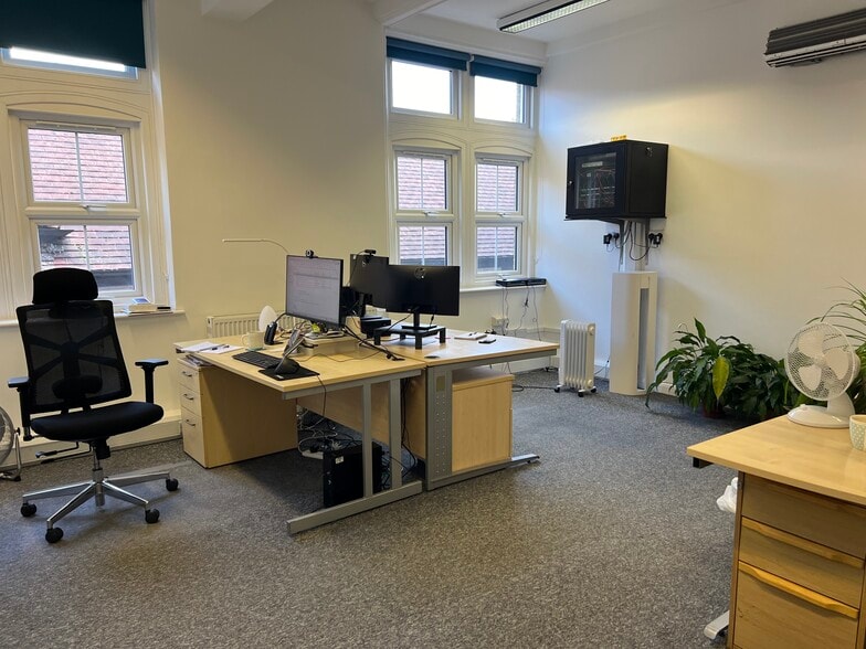 36-38 Church Rd, Burgess Hill for lease - Interior Photo - Image 3 of 12