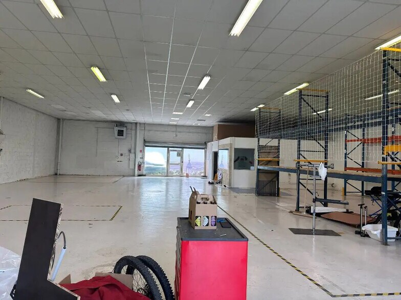 Flex in Dijon for lease - Interior Photo - Image 2 of 4