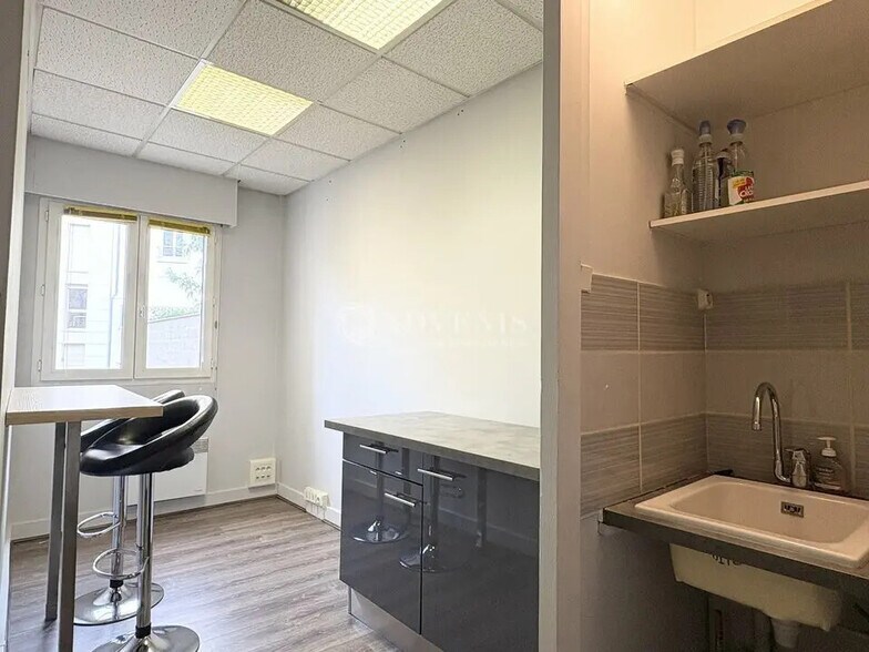 Office in Paris for lease - Building Photo - Image 3 of 12