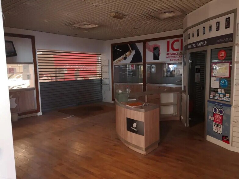 Retail in Mandelieu-la-Napoule for lease - Building Photo - Image 1 of 3