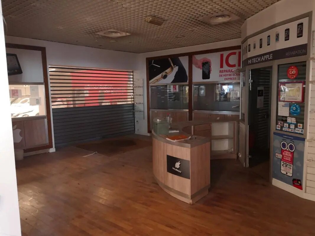 Retail in Mandelieu-la-Napoule for lease Building Photo- Image 1 of 4