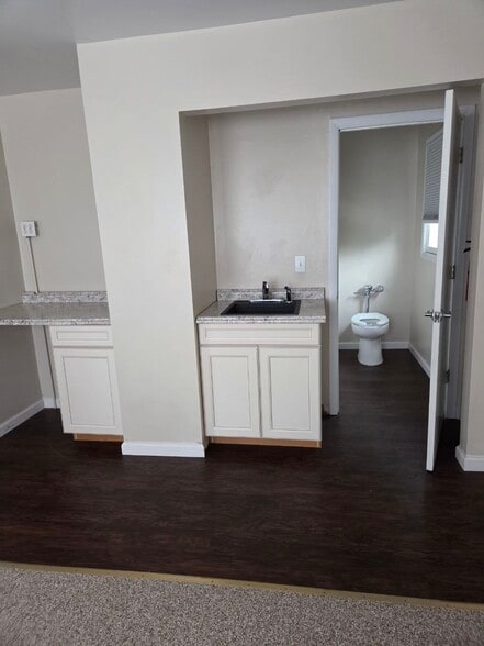 366 Herbertsville Rd, Brick, NJ for lease - Interior Photo - Image 3 of 24