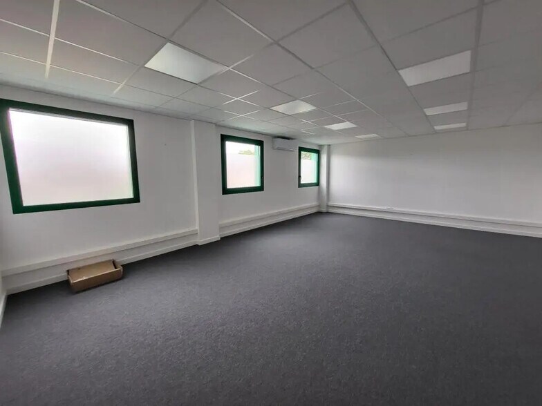 Flex in Mions for lease - Interior Photo - Image 3 of 4