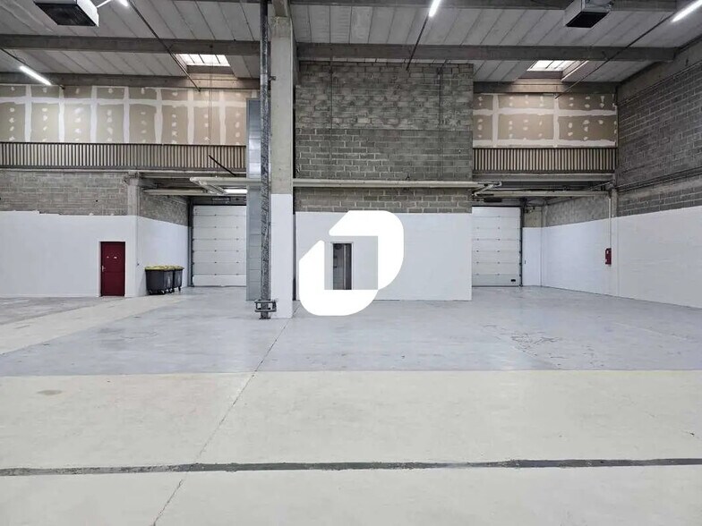 Flex in Sarcelles for lease - Interior Photo - Image 2 of 11