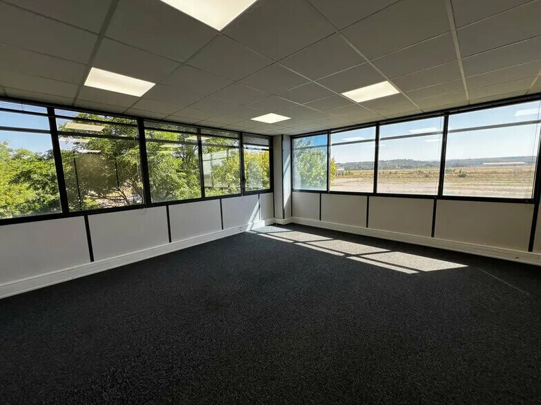 Office in Avignon for lease - Building Photo - Image 2 of 8