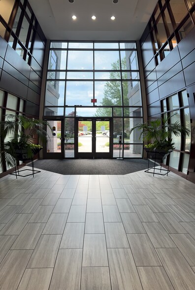 100 Gateway Centre Pky, Richmond, VA for lease - Interior Photo - Image 3 of 9