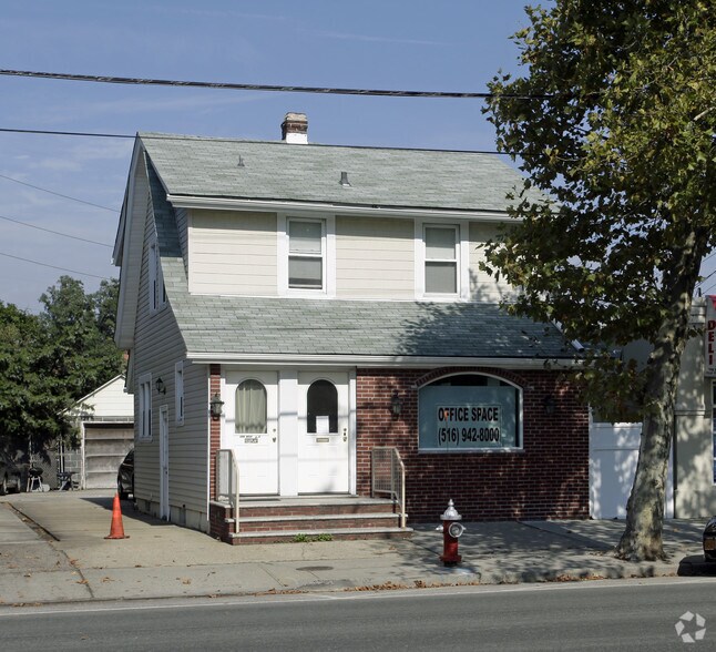 108 Woodbury Rd, Hicksville, NY for sale - Building Photo - Image 1 of 1