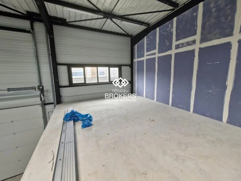 Industrial in Courtry for lease - Interior Photo - Image 2 of 3