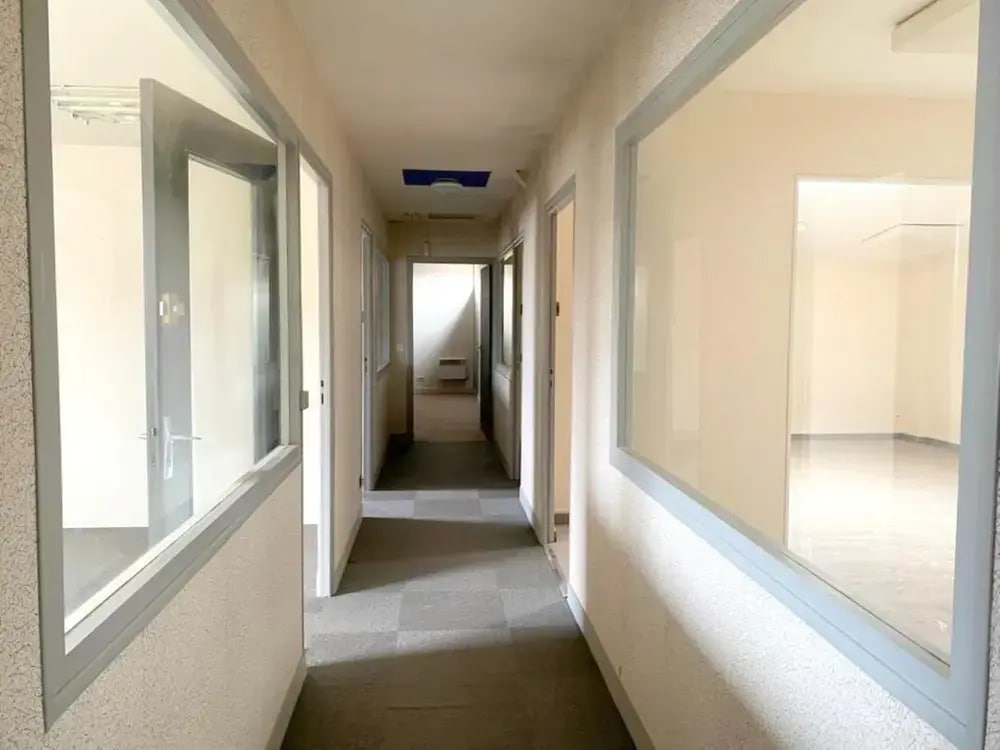 Office in Plaisir for lease Interior Photo- Image 1 of 4