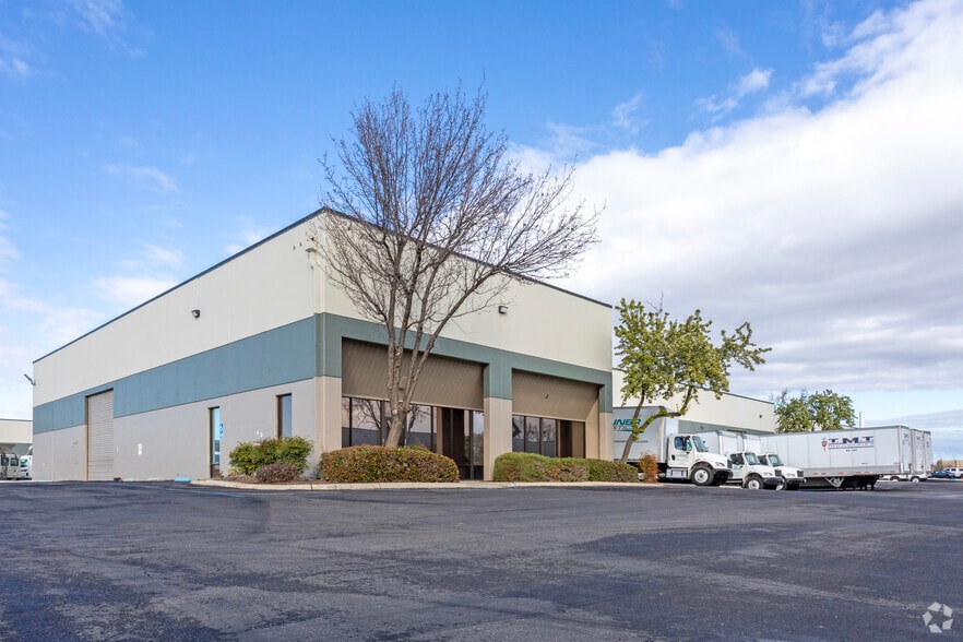 Shaw Commerce Center portfolio of 5 properties for sale on LoopNet.com - Primary Photo - Image 2 of 5