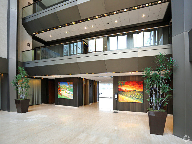 111 Great Neck Rd, Great Neck, NY for lease - Lobby - Image 3 of 7