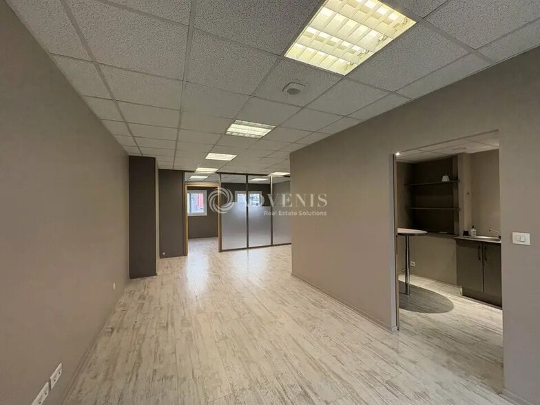 Office in Le Mans for lease - Interior Photo - Image 1 of 3