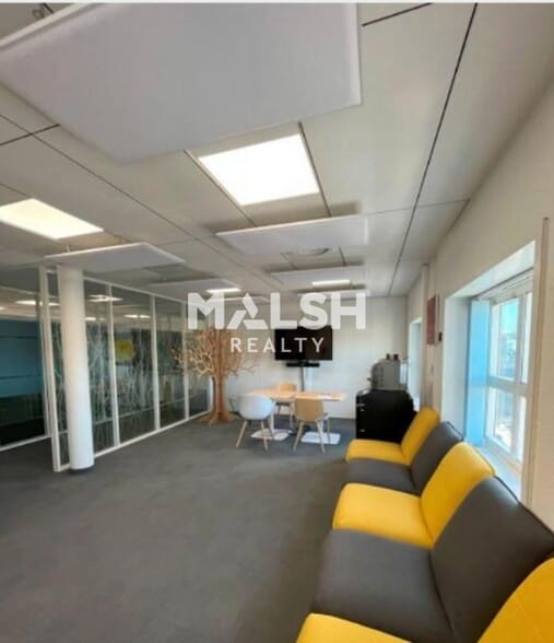 Office in Lyon for lease - Interior Photo - Image 2 of 8