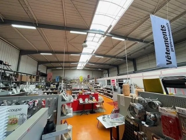 Flex in Rouen for lease - Interior Photo - Image 3 of 3