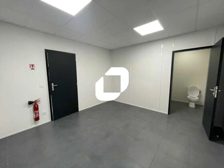 Office in SAINT-JEAN-D'ILLAC for lease - Interior Photo - Image 3 of 4