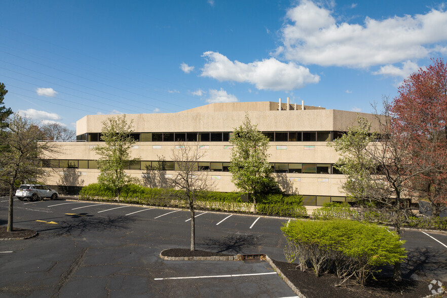 300 Executive Dr, West Orange, NJ for lease - Building Photo - Image 2 of 16