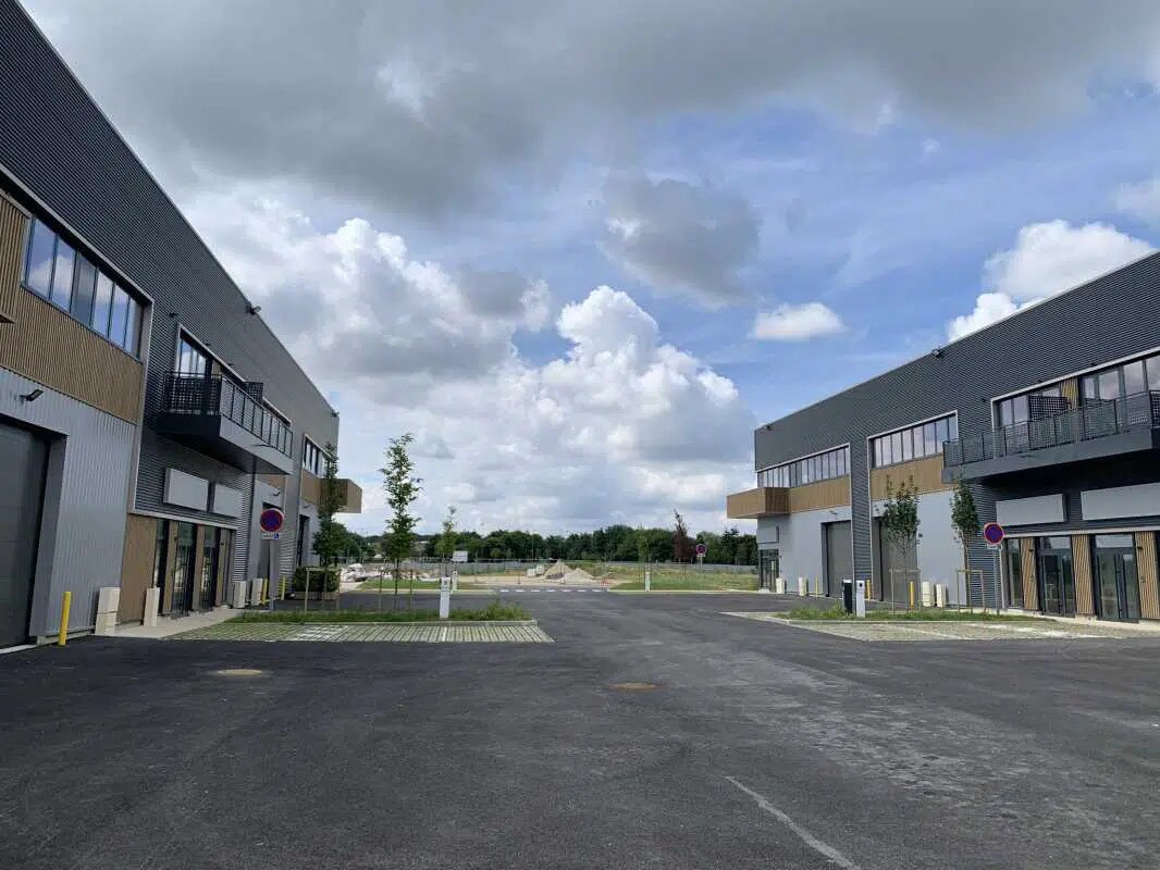 Flex in Chalifert for lease Building Photo- Image 1 of 31