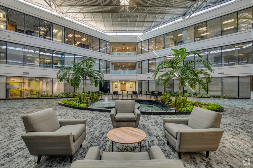 5404 Cypress Center Dr, Tampa, FL for lease - Lobby - Image 3 of 25