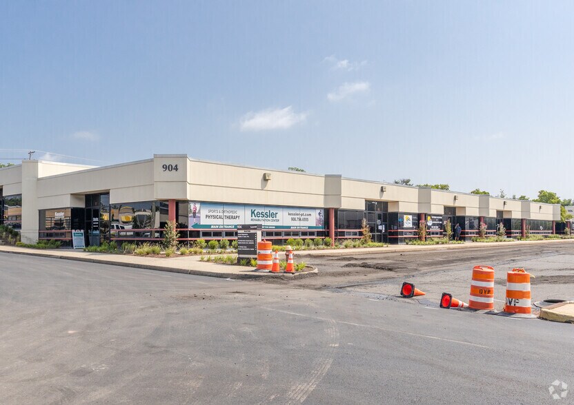 904 Oak Tree Rd, South Plainfield, NJ for lease - Building Photo - Image 1 of 7