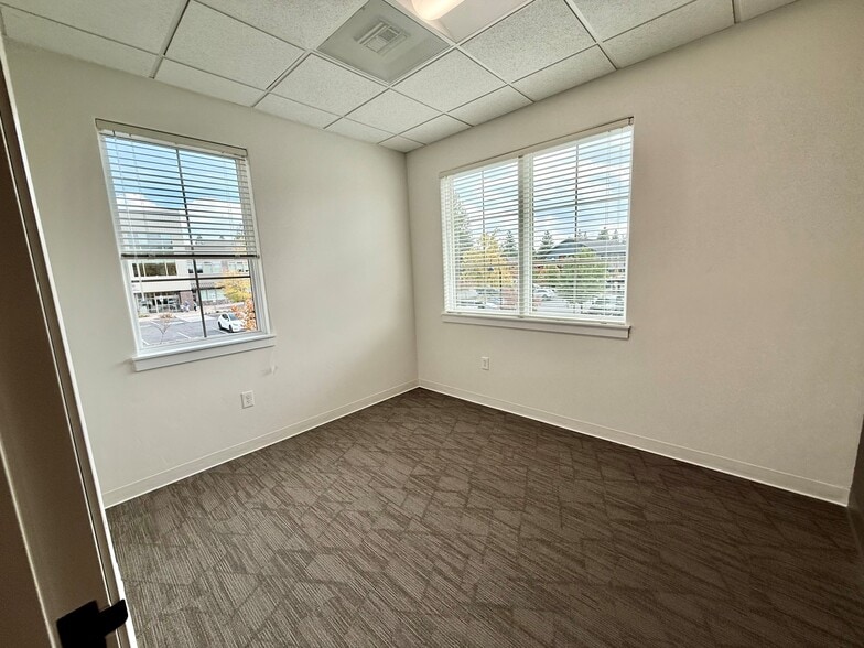 2855 NW Crossing Dr, Bend, OR for lease - Building Photo - Image 3 of 16