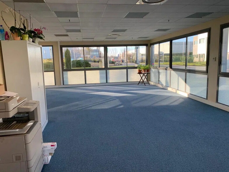 Industrial in Compans for lease - Building Photo - Image 2 of 17