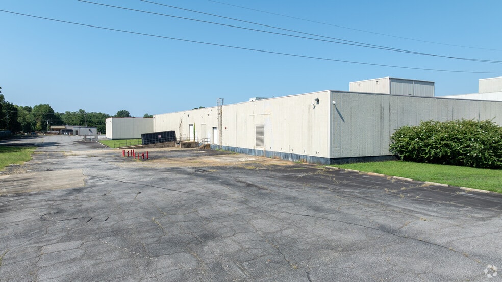 1035 Mecklenburg Hwy, Mooresville, NC for lease - Building Photo - Image 3 of 7