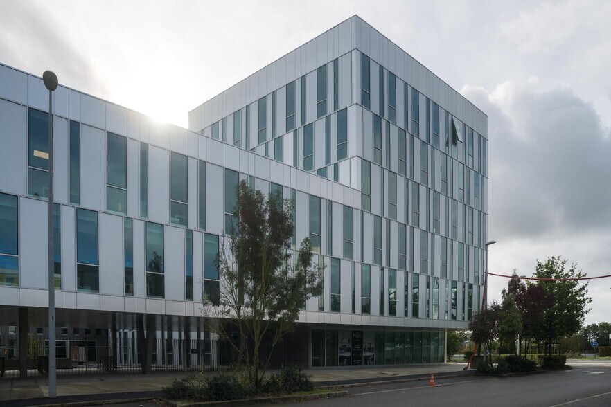 2 Parvis Colonel Arnaud Beltrame, Versailles for lease - Building Photo - Image 3 of 10