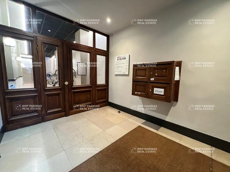 Office in Lyon for lease - Building Photo - Image 3 of 5