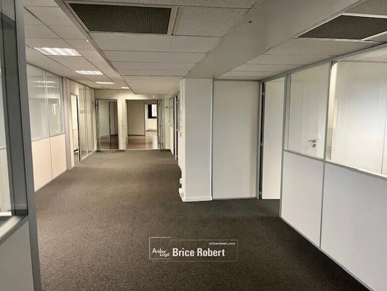 Office in Lyon for lease - Interior Photo - Image 3 of 8