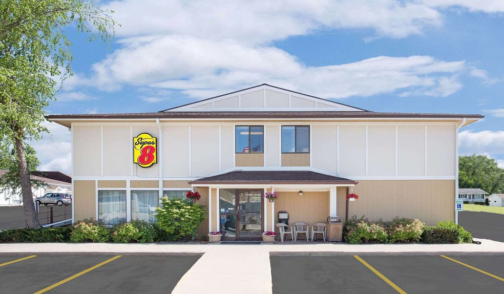 711 Park Ave, Beaver Dam, WI for sale - Building Photo - Image 1 of 1