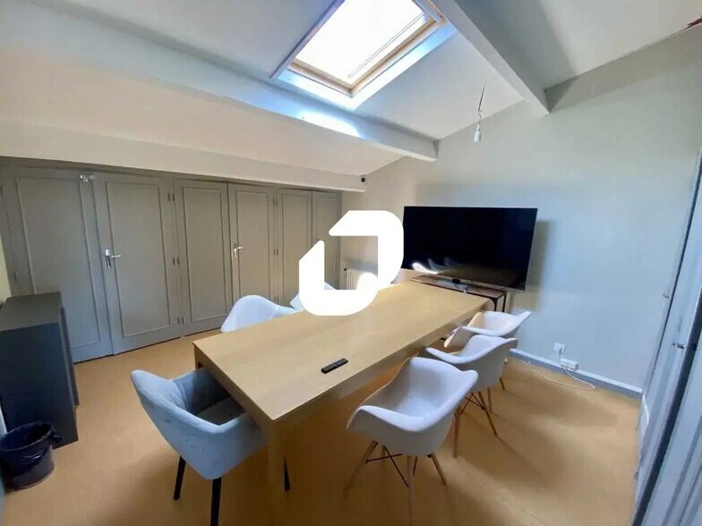 Office in Bordeaux for lease - Interior Photo - Image 2 of 4