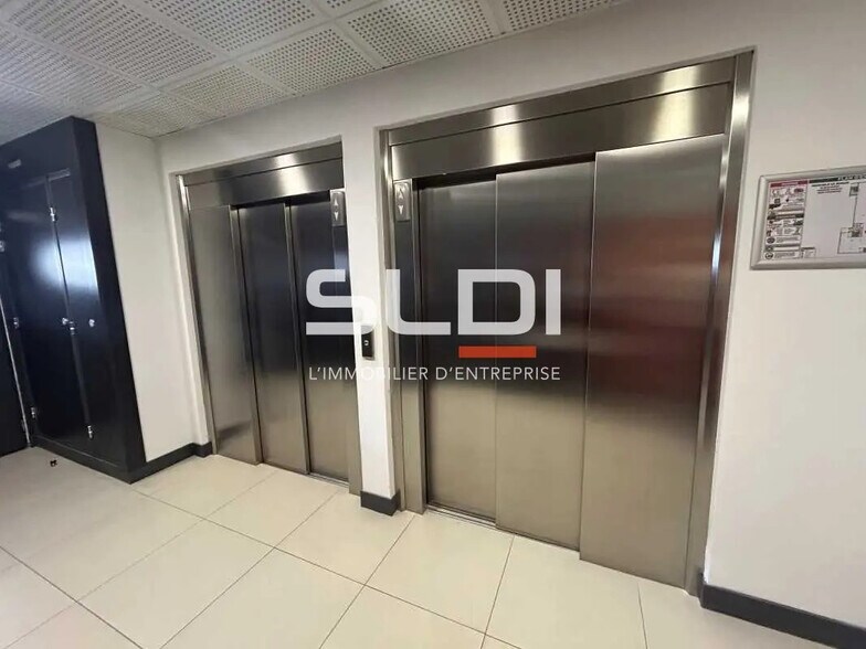 Office in Vénissieux for lease - Building Photo - Image 2 of 12