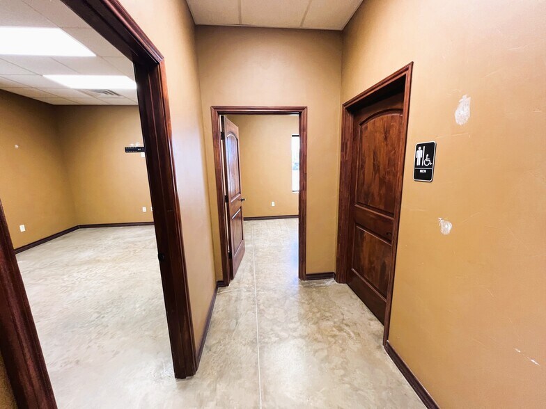 2811 E Pearl St, Odessa, TX for lease - Building Photo - Image 3 of 5