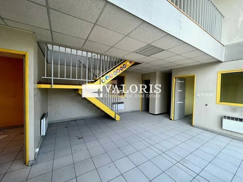 Flex in La Verpillière for lease - Interior Photo - Image 3 of 6