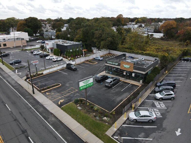 330 E Montauk Hwy, Lindenhurst, NY 11757 Wingstop