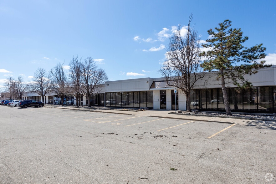 7560 Airport Rd, Mississauga, ON for lease - Building Photo - Image 3 of 5