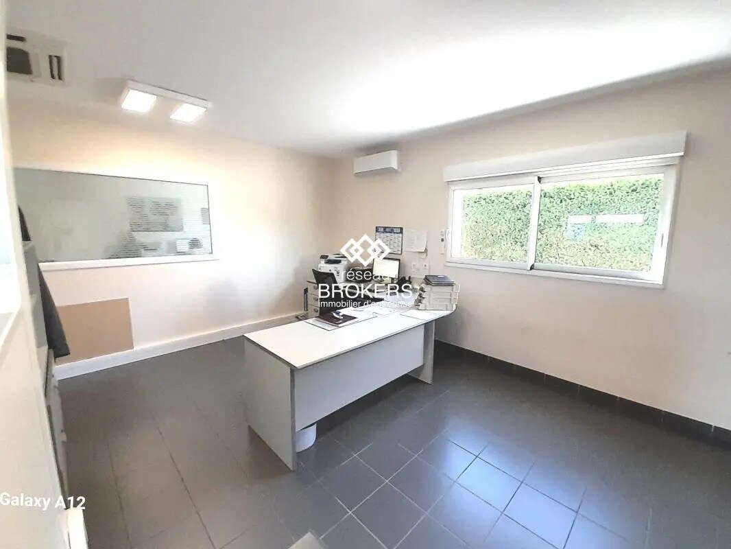 Office in SAINT-DENIS-DE-L'HOTEL for lease Interior Photo- Image 1 of 16