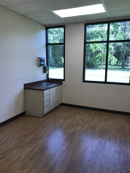 19701 Kingwood Dr, Porter, TX for lease - Interior Photo - Image 3 of 9