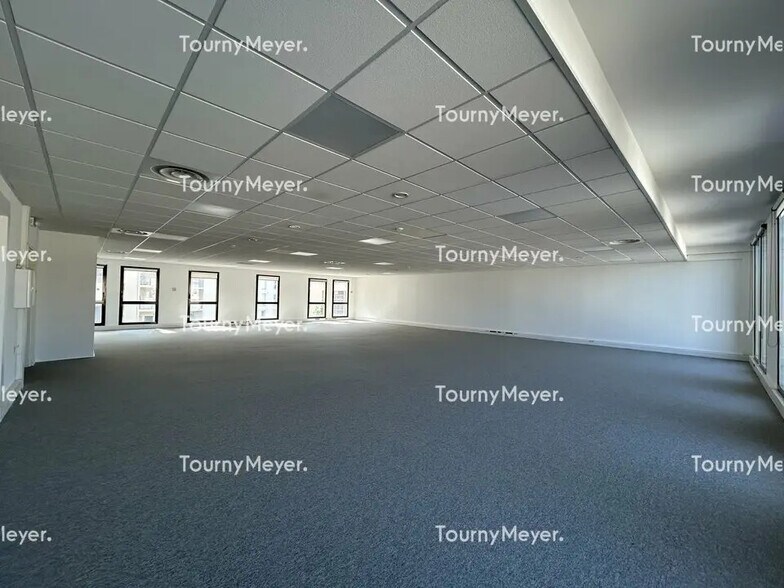 Retail in Nîmes for lease - Building Photo - Image 2 of 5