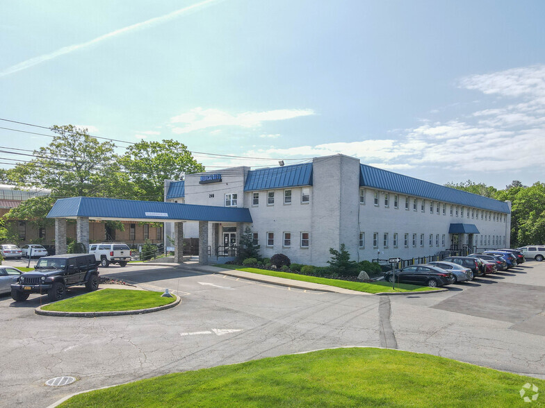 240 Patchogue Yaphank Rd, East Patchogue, NY for lease - Primary Photo - Image 1 of 7