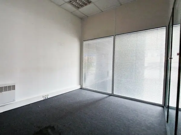 Flex in Chartres for lease Interior Photo- Image 1 of 3