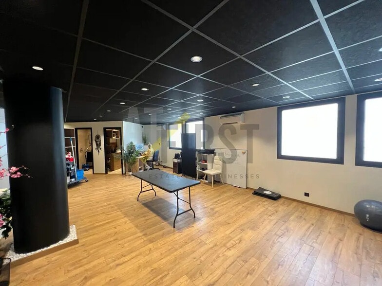 Office in Antibes for lease - Interior Photo - Image 3 of 8