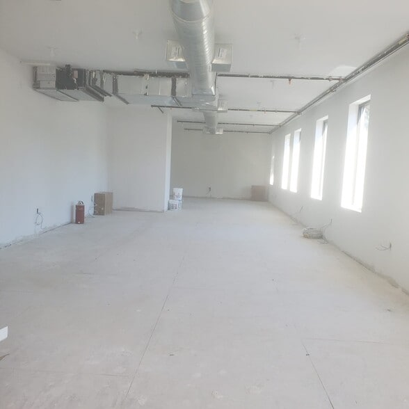 17 Herkimer Pl, Brooklyn, NY for lease - Interior Photo - Image 3 of 15